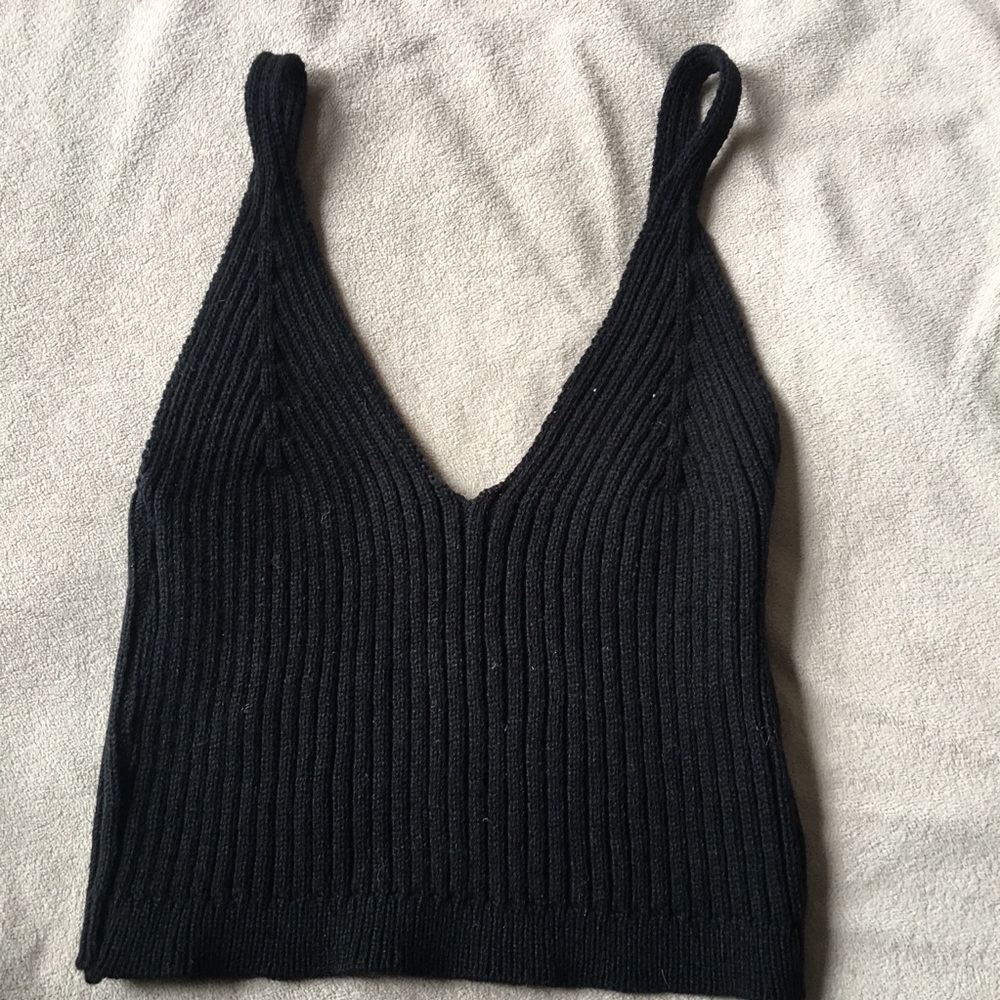Knitted v spaghetti straps crop top
